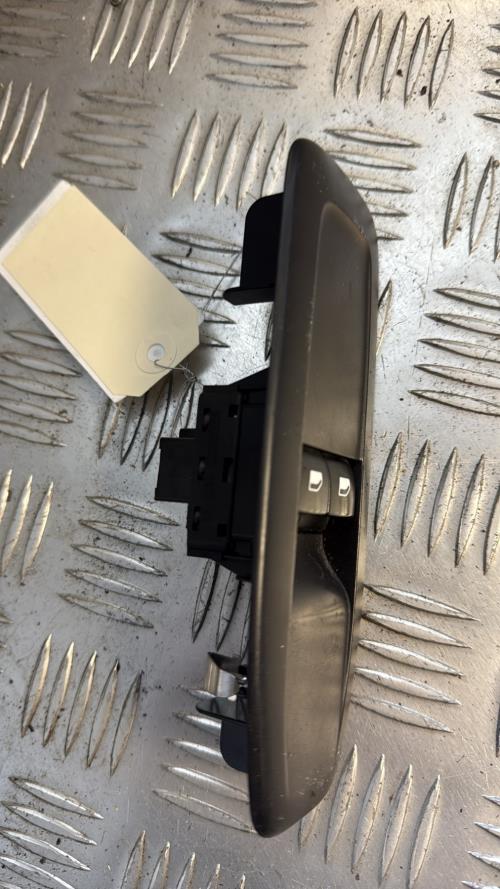 Interrupteur de leve vitre avant gauche PEUGEOT 208 1 PHASE 2 Diesel - Image 4