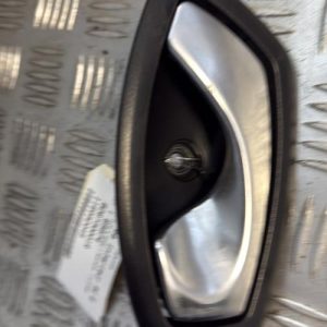 Poignee interieur avant gauche RENAULT CLIO 4 PHASE 1 Diesel - Image 1