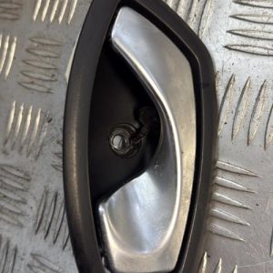 Poignee interieur arriere gauche RENAULT CLIO 4 PHASE 1 Diesel - Image 1