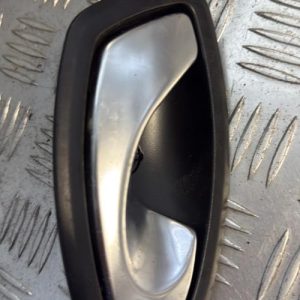Poignee interieur avant droit RENAULT CLIO 4 PHASE 1 Diesel - Image 1