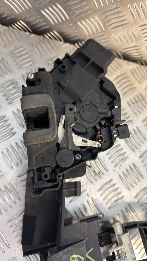 Serrure avant droit FORD MONDEO 3 PHASE 1 Diesel - Image 1