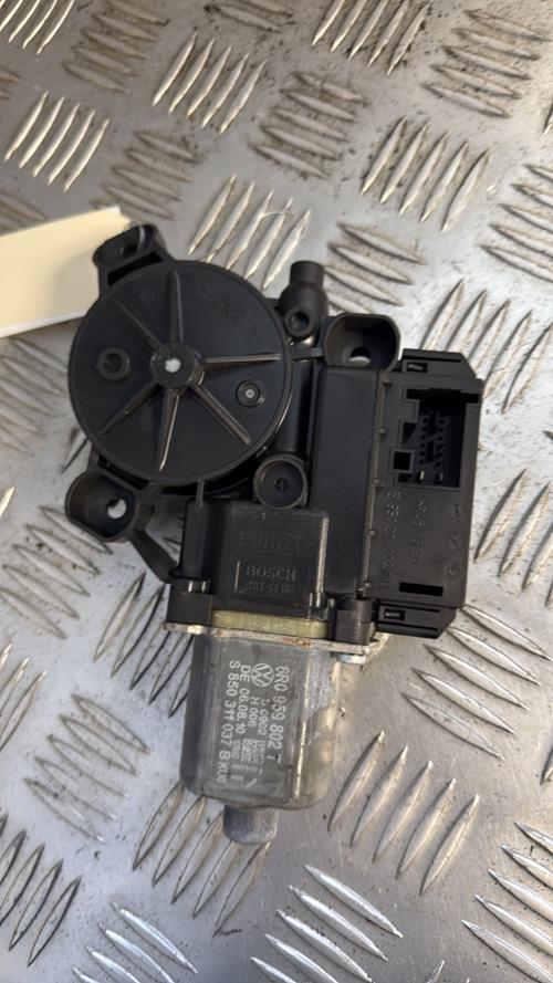 Moteur leve vitre avant droit VOLKSWAGEN POLO 5 PHASE 1 Essence - Image 1