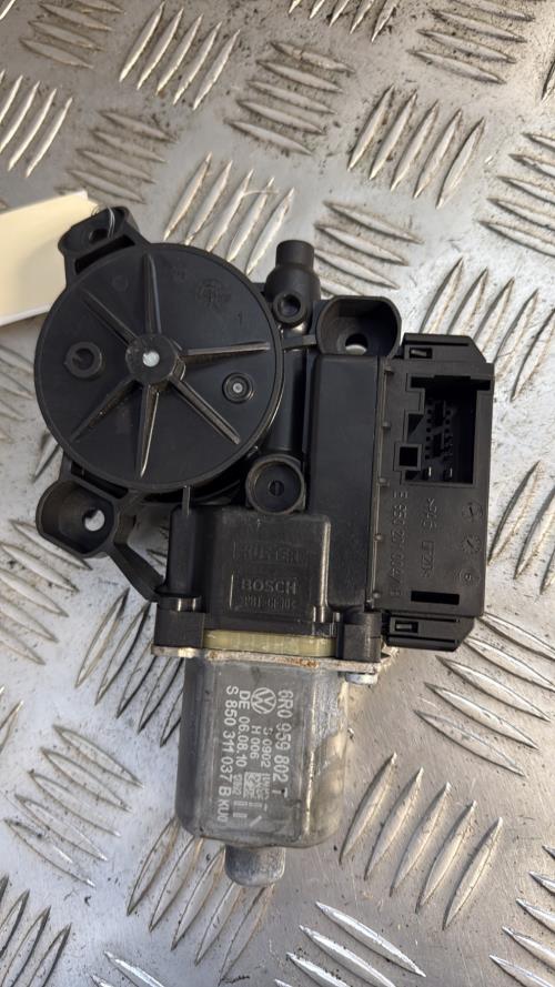 Moteur leve vitre avant droit VOLKSWAGEN POLO 5 PHASE 1 Essence - Image 3