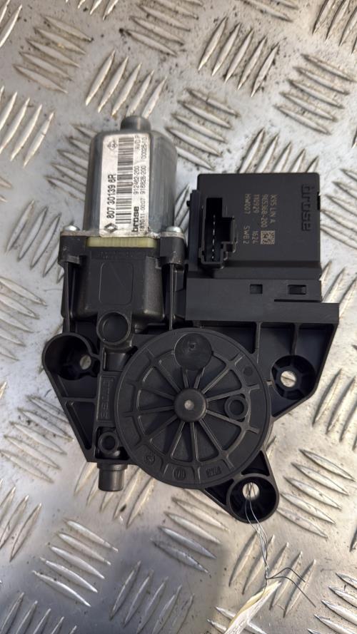 Moteur leve vitre avant droit RENAULT MEGANE 3 PHASE 1 Diesel - Image 1