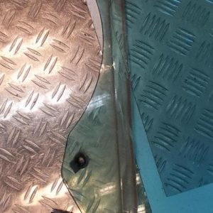 Vitre avant gauche MERCEDES CLASSE C 203 PHASE 1 Diesel - Image 1