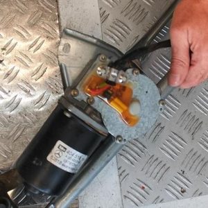 Moteur essuie glace avant droit MERCEDES CLASSE C 203 PHASE 1 Diesel - Image 1