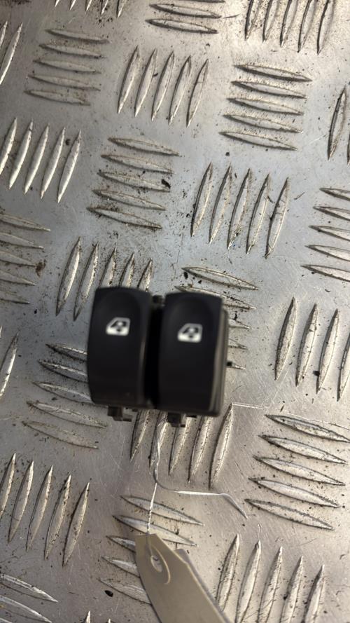 Interrupteur de leve vitre avant gauche RENAULT CLIO 3 PHASE 2 Essence - Image 1