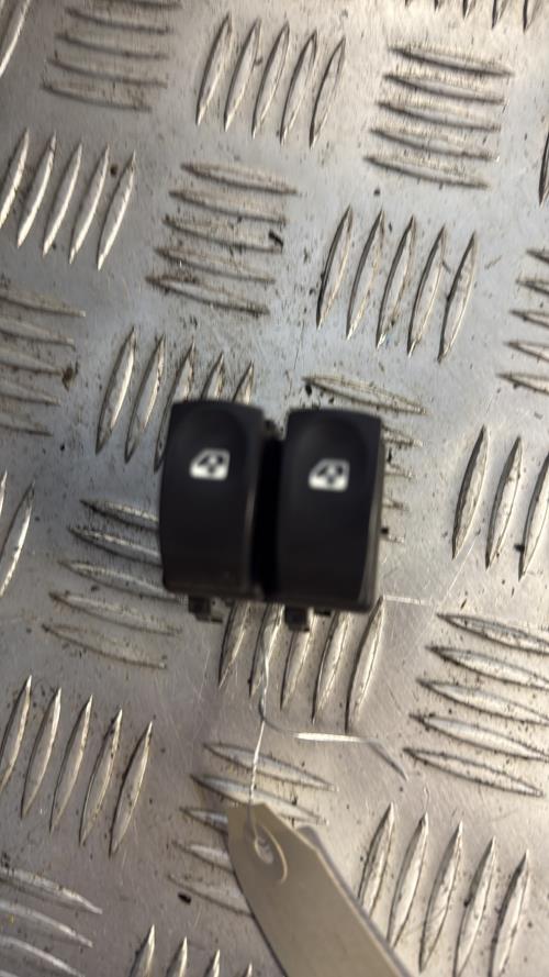 Interrupteur de leve vitre avant gauche RENAULT CLIO 3 PHASE 2 Essence - Image 2