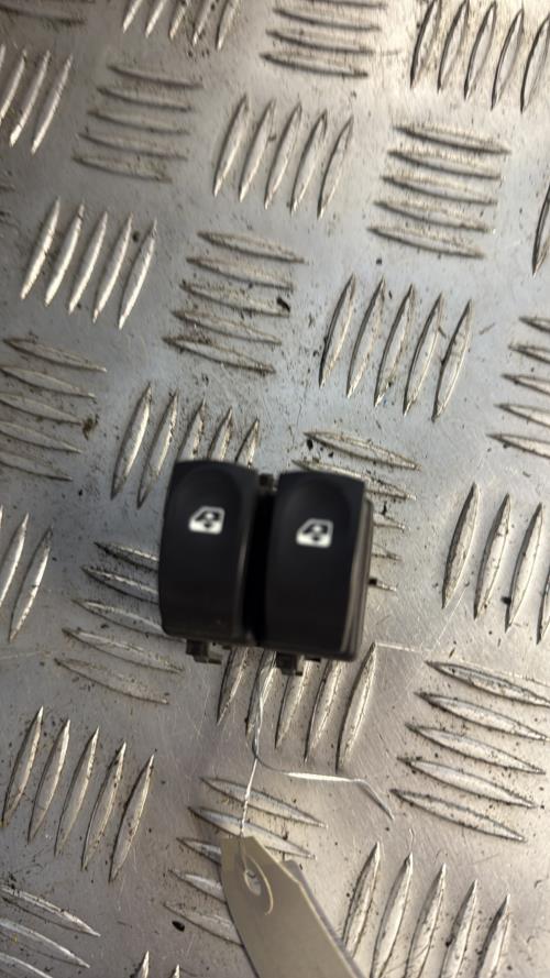 Interrupteur de leve vitre avant gauche RENAULT CLIO 3 PHASE 2 Essence - Image 3
