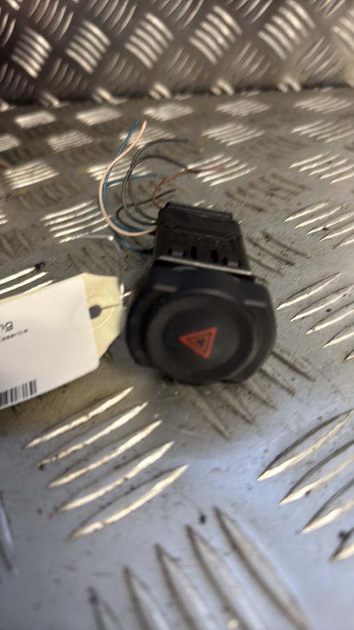 Bouton de warning DACIA SANDERO 1 Essence - Image 1