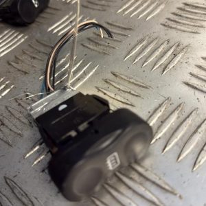 Commande degivrage lunette arriere DACIA SANDERO 1 Essence - Image 1