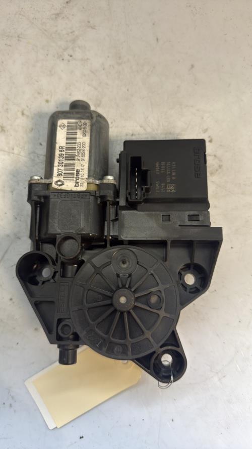Moteur leve vitre avant droit RENAULT MEGANE 3 PHASE 1 BREAK Diesel - Image 1