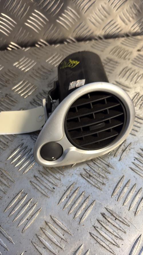 Aerateur tableau de bord avant droit RENAULT CLIO 3 PHASE 1 BREAK Diesel - Image 1