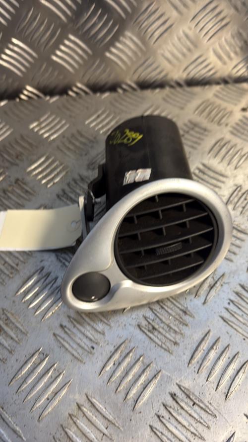 Aerateur tableau de bord avant droit RENAULT CLIO 3 PHASE 1 BREAK Diesel - Image 3