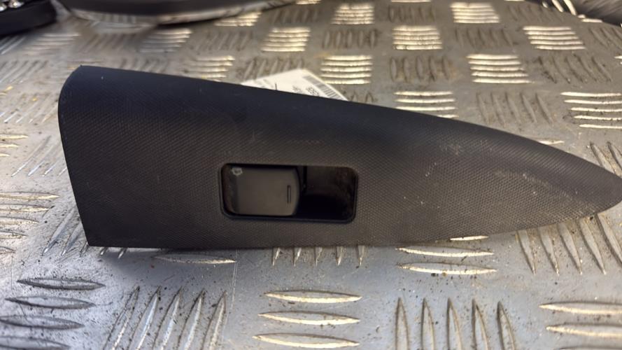 Interrupteur de leve vitre arriere droit NISSAN NOTE 1 PHASE 2 Diesel - Image 1