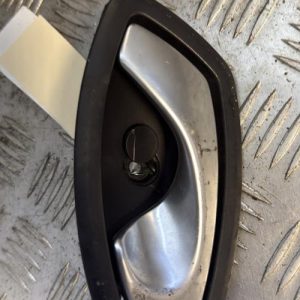 Poignee interieur avant gauche RENAULT MEGANE 3 PHASE 1 Diesel - Image 1