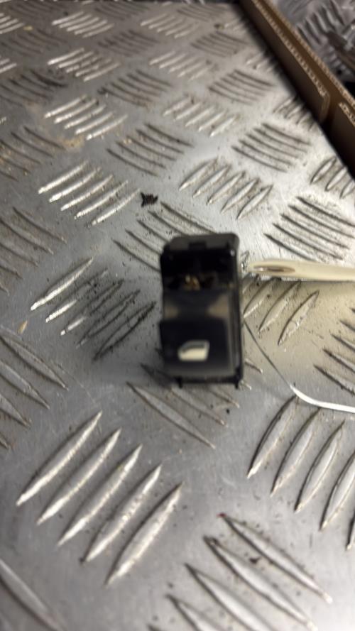 Interrupteur de leve vitre avant droit CITROEN BERLINGO 2 PHASE 2 Diesel - Image 1