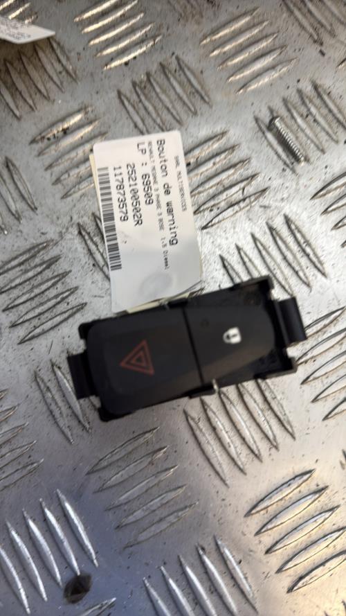 Bouton de warning RENAULT MEGANE 3 PHASE 3 Diesel - Image 1