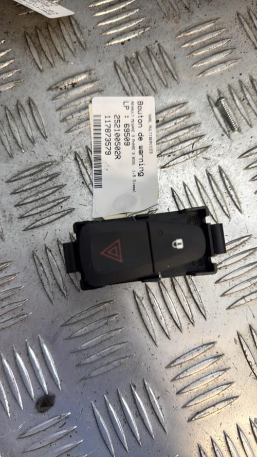 Bouton de warning RENAULT MEGANE 3 PHASE 3 Diesel - Image 3