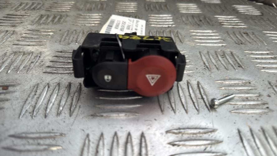 Bouton de warning RENAULT CLIO 3 PHASE 1 BREAK Diesel - Image 1