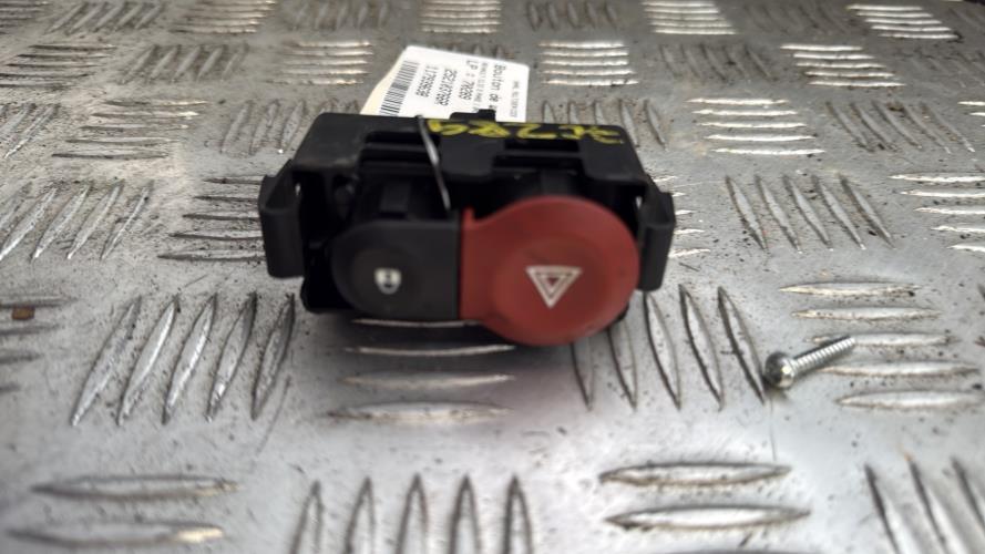 Bouton de warning RENAULT CLIO 3 PHASE 1 BREAK Diesel - Image 2