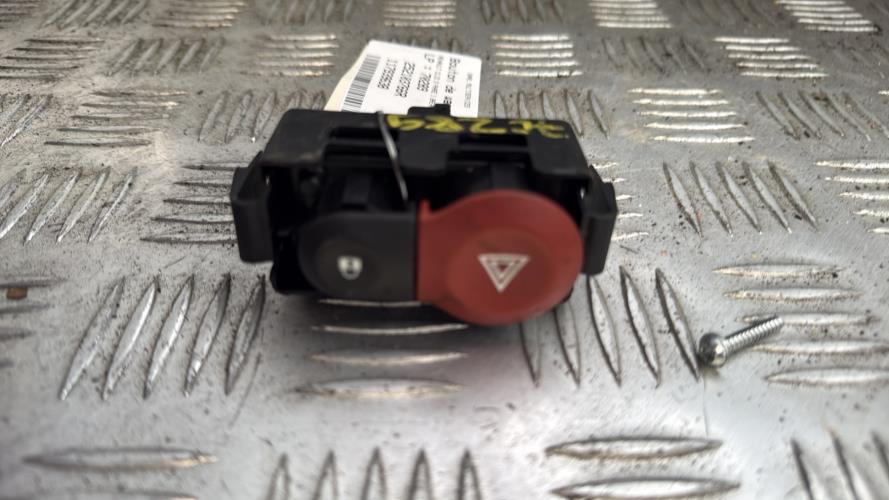 Bouton de warning RENAULT CLIO 3 PHASE 1 BREAK Diesel - Image 3