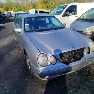 Pare boue avant droit MERCEDES CLASSE E 210 PHASE 2 Diesel - Image 1