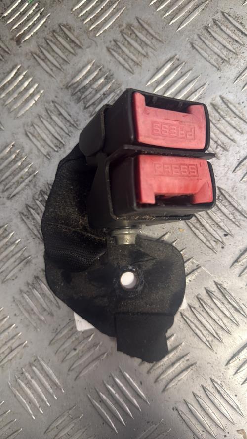Attache ceinture arriere droit RENAULT CLIO 2 CAMPUS PHASE 1 Diesel - Image 1