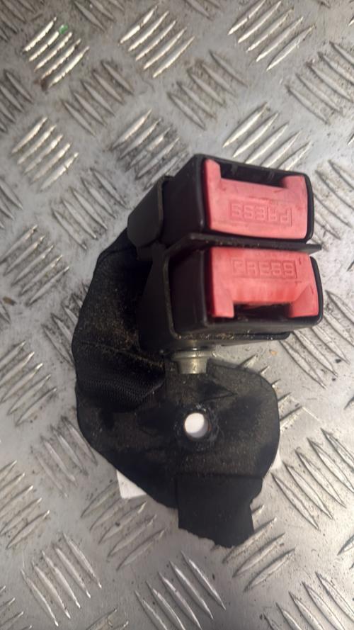 Attache ceinture arriere droit RENAULT CLIO 2 CAMPUS PHASE 1 Diesel - Image 2