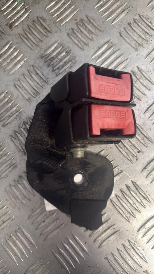 Attache ceinture arriere droit RENAULT CLIO 2 CAMPUS PHASE 1 Diesel - Image 3