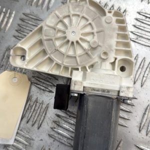 Moteur leve vitre avant droit MERCEDES CLASSE A 169 PHASE 1 Diesel - Image 1