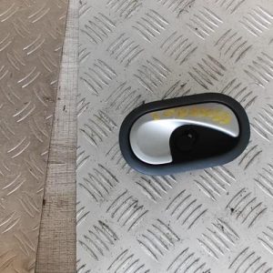 Poignee interieur arriere droit RENAULT CLIO 3 PHASE 1 Diesel - Image 1