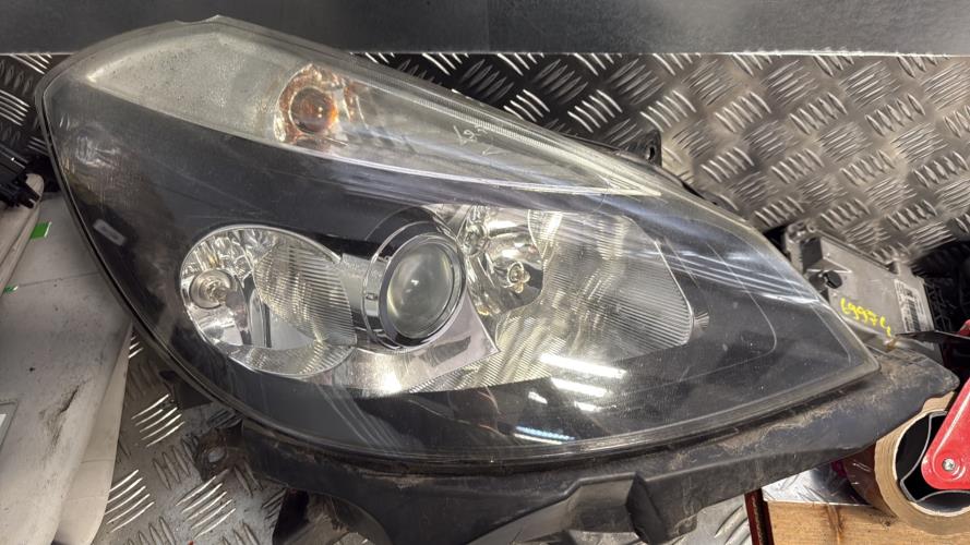 Optique avant principal gauche (feux)(phare) RENAULT CLIO 3 PHASE 1 BREAK Diesel - Image 1