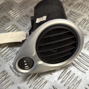 Aerateur tableau de bord avant droit RENAULT CLIO 3 PHASE 1 BREAK Diesel - Image 1