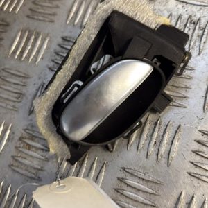 Poignee interieur avant gauche PEUGEOT 206 PHASE 1 BREAK Diesel - Image 1