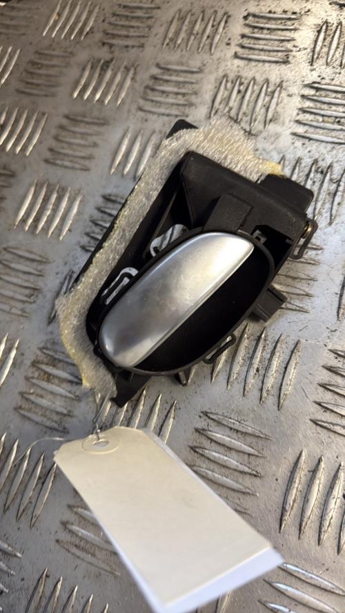 Poignee interieur avant gauche PEUGEOT 206 PHASE 1 BREAK Diesel - Image 1