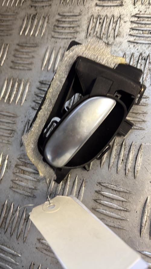 Poignee interieur avant gauche PEUGEOT 206 PHASE 1 BREAK Diesel - Image 3