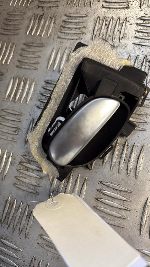 Poignee interieur avant gauche PEUGEOT 206 PHASE 1 BREAK Diesel - Image 4