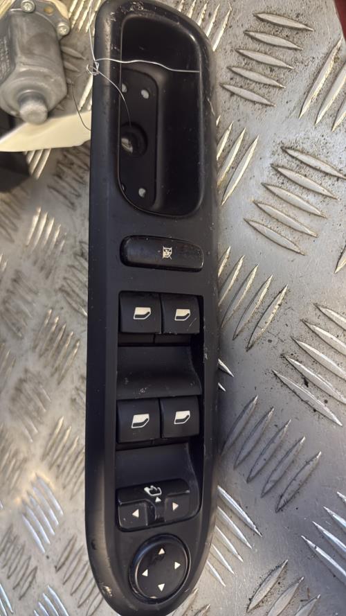 Interrupteur de leve vitre avant gauche PEUGEOT 407 PHASE 1 Diesel - Image 1