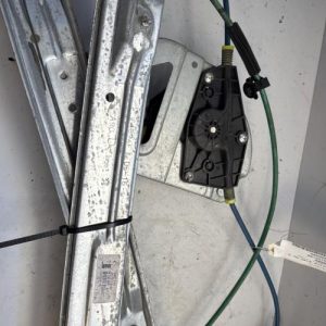 Leve vitre electrique avant droit PEUGEOT 208 1 PHASE 2 Diesel - Image 1