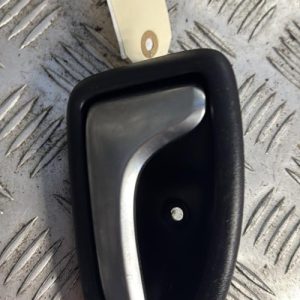 Poignee interieur avant gauche RENAULT CLIO 2 PHASE 2 Essence - Image 1