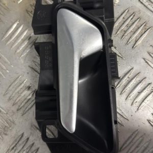 Poignee interieur avant gauche PEUGEOT 208 2 PHASE 1 Essence - Image 1