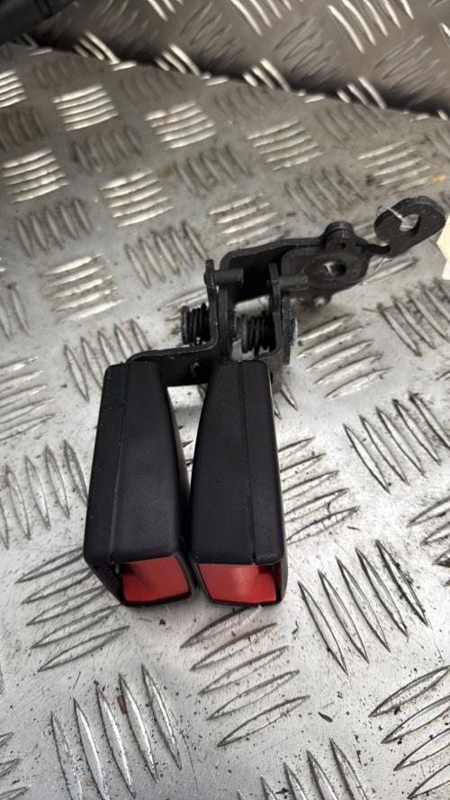 Attache ceinture arriere droit VOLKSWAGEN GOLF 7 PHASE 2 Essence - Image 2