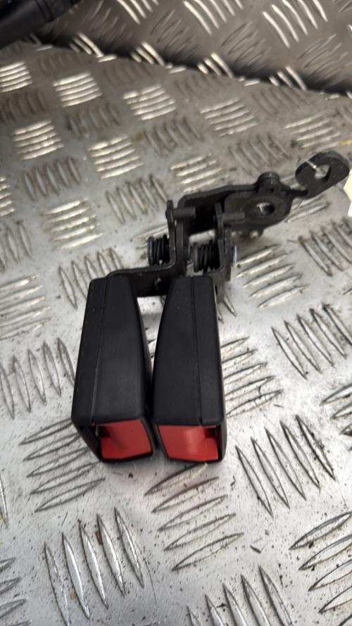 Attache ceinture arriere droit VOLKSWAGEN GOLF 7 PHASE 2 Essence - Image 3