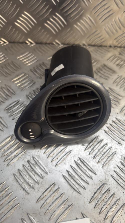 Aerateur tableau de bord avant droit RENAULT CLIO 3 PHASE 2 BREAK Diesel - Image 1
