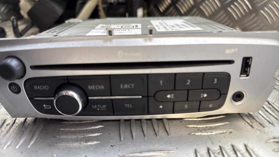 Autoradio d'origine RENAULT SCENIC 3 PHASE 3 Diesel - Image 1