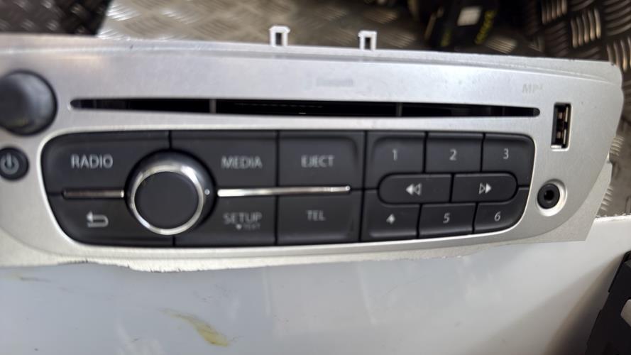 Autoradio d'origine RENAULT SCENIC 3 PHASE 3 Diesel - Image 4