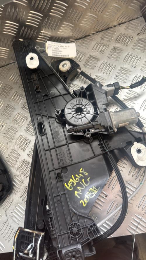 Leve vitre electrique avant gauche PEUGEOT 208 2 PHASE 1 Essence - Image 1