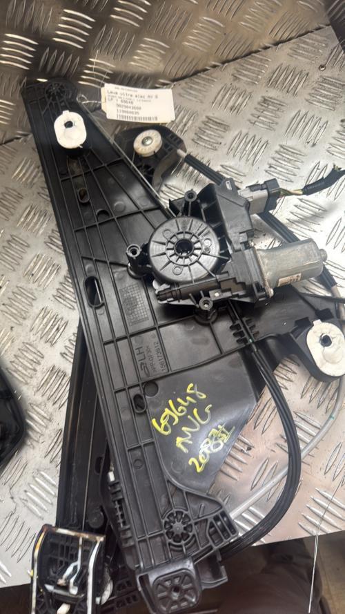 Leve vitre electrique avant gauche PEUGEOT 208 2 PHASE 1 Essence - Image 2