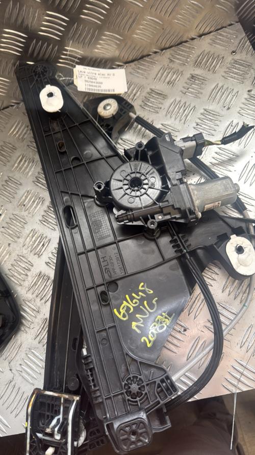 Leve vitre electrique avant gauche PEUGEOT 208 2 PHASE 1 Essence - Image 3